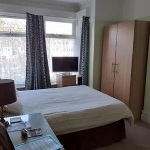 Brightwater Family For Up To 3 People With Shared Facilities Scarborough